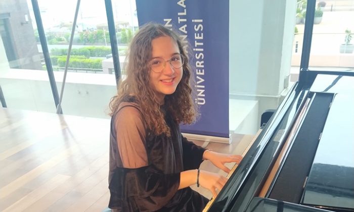 Genç piyanist Aylin Topuz ülkemizin gururu olmaya devam ediyor