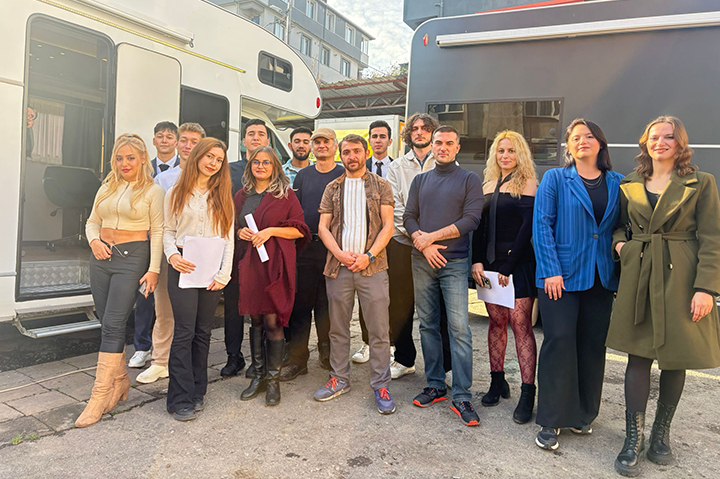 “3 2 1 KAOS” Sete Çıktı: Absürt Komedi Dünyasında Yeni Bir Dönem Başlıyor